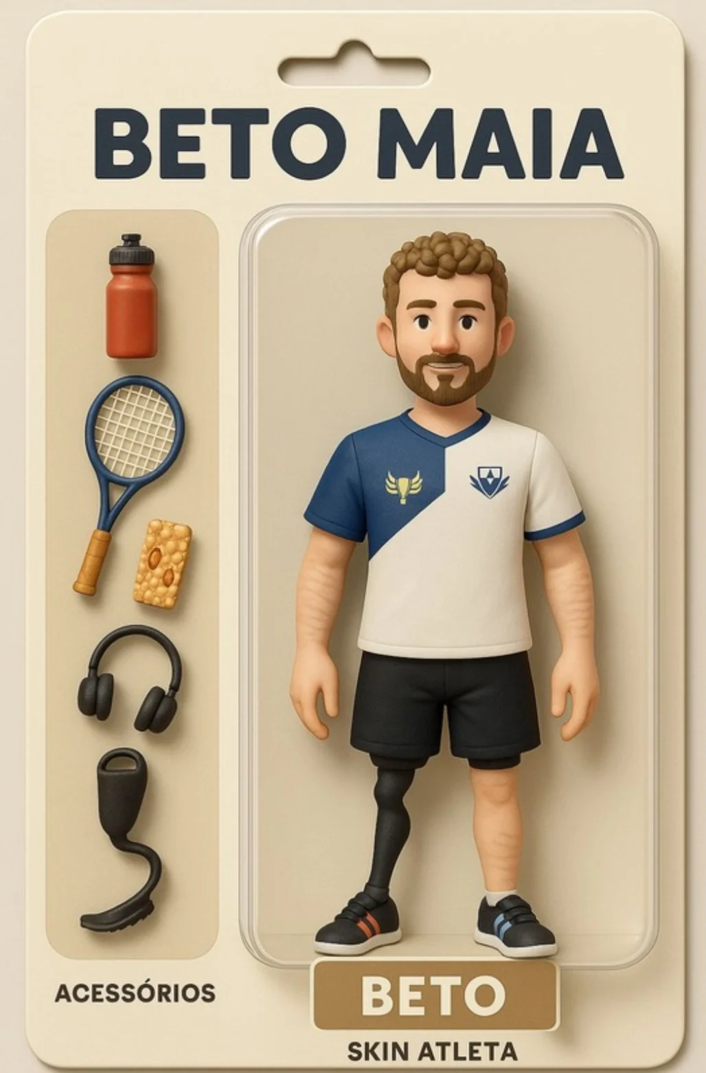Caixa de boneco com Beto Maia e seus acessórios de jogo: um squeeze, uma raquete, uma barra de cereal, uma prótese, um fone headset, escrito 'Beto na skin atleta'